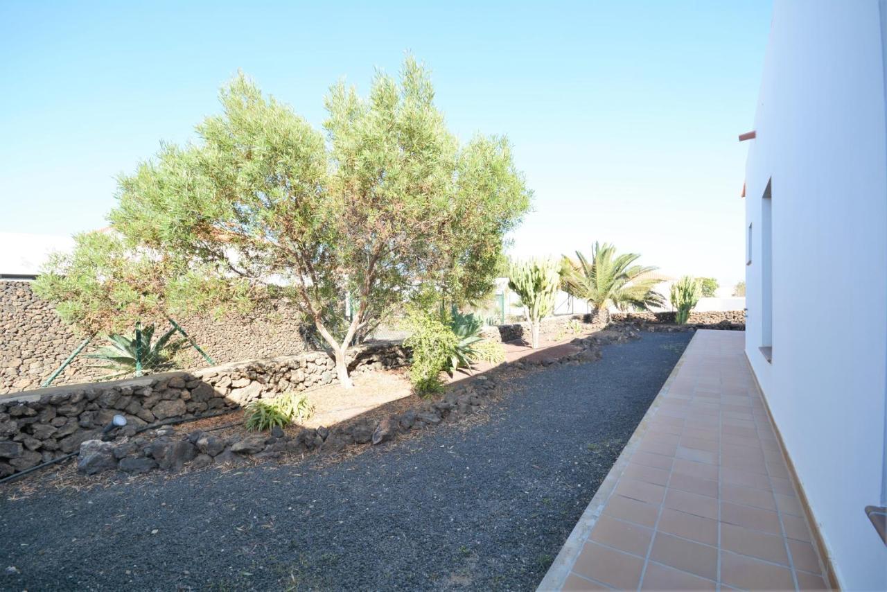 Beautiful Spacious Villa With Private Heated Pool In Lajares Exterior photo