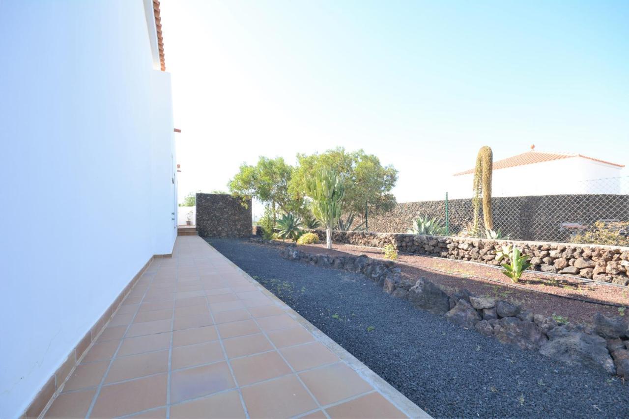 Beautiful Spacious Villa With Private Heated Pool In Lajares Exterior photo