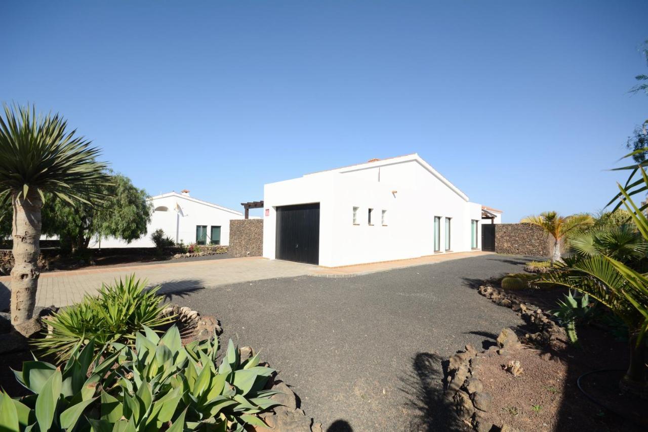 Beautiful Spacious Villa With Private Heated Pool In Lajares Exterior photo